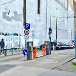 Heart Of The City Cozy Corner With Free Parking & Ac