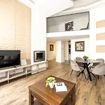 Charming Central N\' Cozy Residence By Prestige Homes