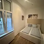 S6 - Apartment Promo Next To Gozsdu Garden
