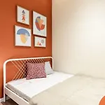 Cute Apartment In Akacfa St, Moon