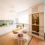 Free Parking - Little Urban Hideaway - Wifi, Ac