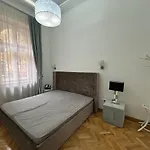 2-Bedroom Flat With Ac And Garage Near Westend