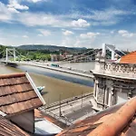 Riverside Flat With King Castle View