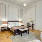 Fashion Street Luxury Apartment