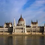 Budapest Kingdom Apartment Central & Car Parking On-Site & Aircon & Quiet & Family Friendly