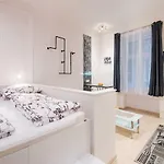 Free Parking, Quiet Design Flat In The Centre