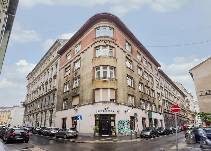 3 Bedrooms Bright Flat In The Heart Of The City -Free Parking Need Reservation