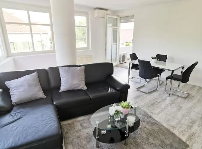 Bright, Spacious Apartment 3 Bedroom, Garage