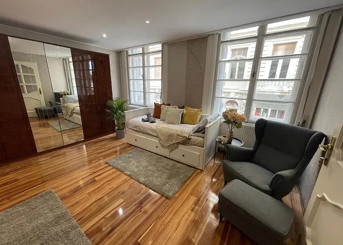 Vintage Home In The Heart Of The City