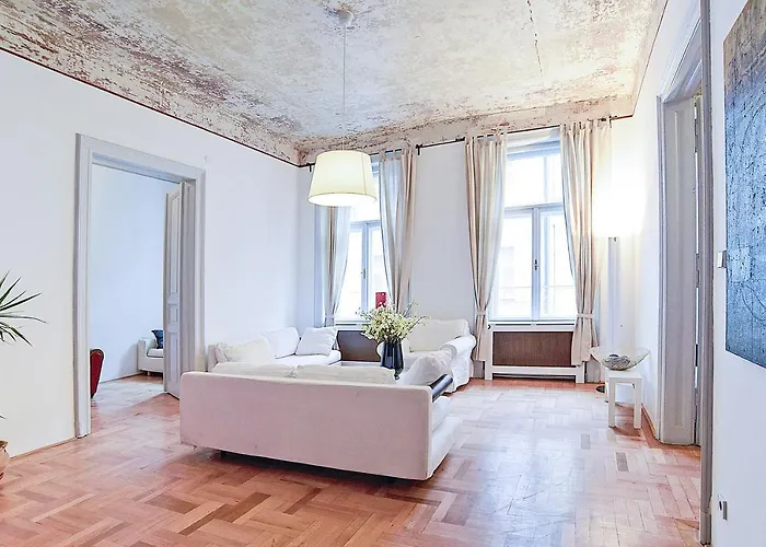 Beautiful 3 Bedroom Apartment In 7Th District