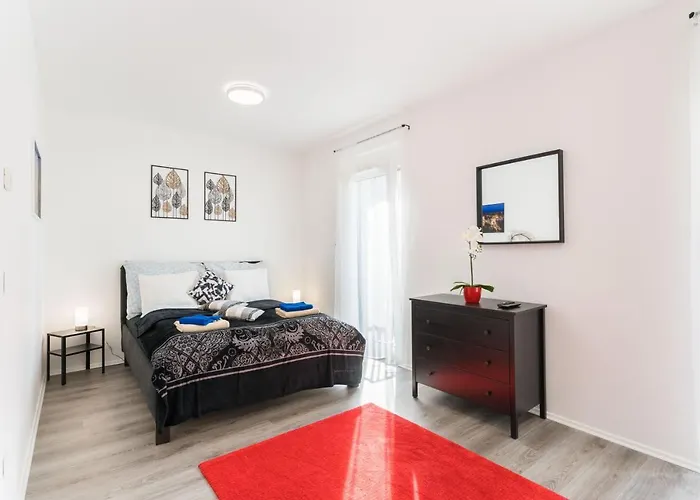 New Blue Danube Apartment With Balcony And Parking