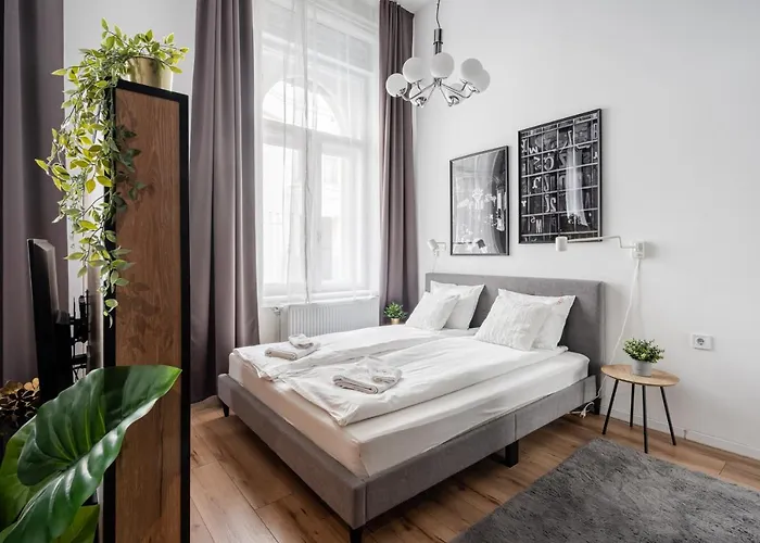 E32 - Oktogon Panorama Suite - Best Location - By Bqa