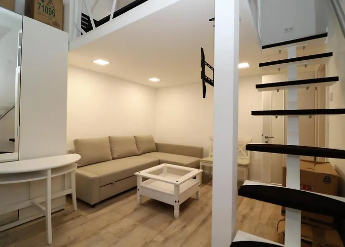 Roxy Studio 4-B