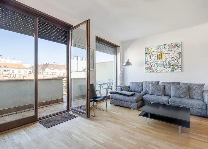 Avant-Garde Abode Apartment With Terrace