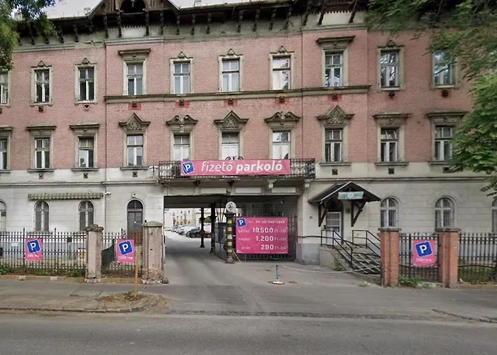 Voros Downtown Apartment With Free Parking