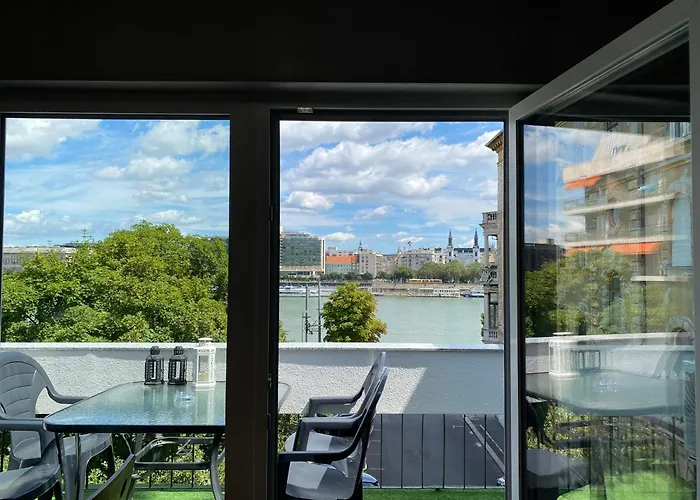 Danube View Artapartment With Balcony