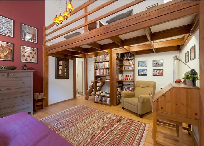 Secluded Mezzanine Studio Near Astoria