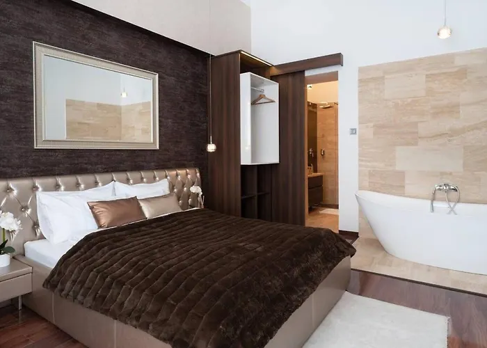 Central Luxy Design Apartment