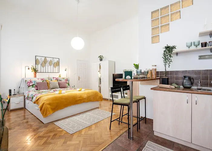 Cosmopolitan Studio - Chic Getaway In A Fancy Neighbourhood