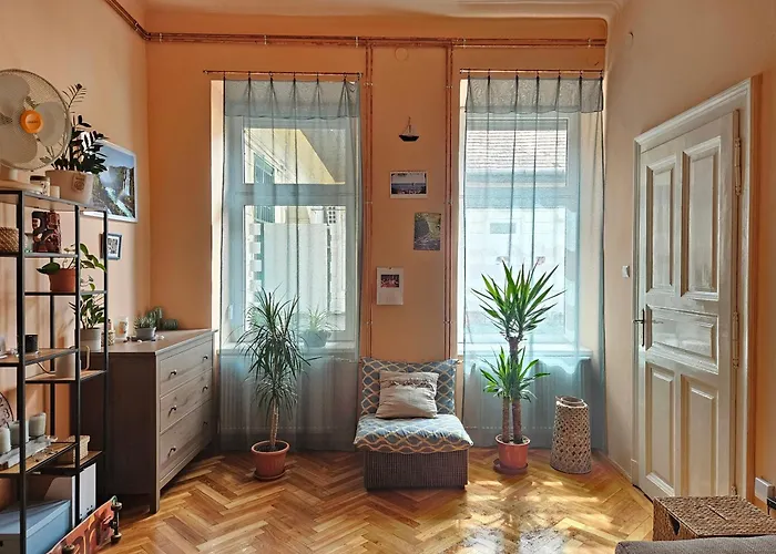Budapest Citypark Getaway Quiet Historic Flat & Free Parking