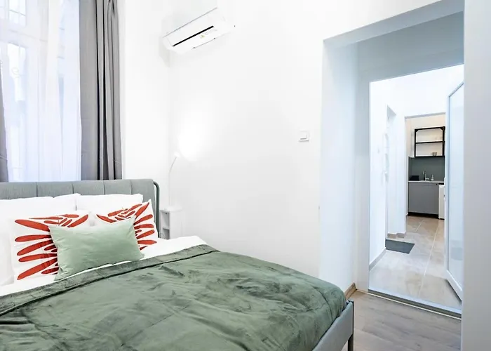Central - New - Comfy Ac Studio