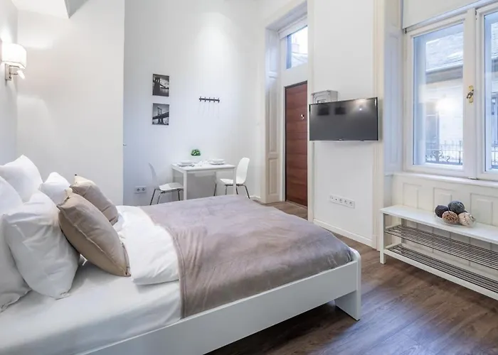 Charming Apartment At Central Location