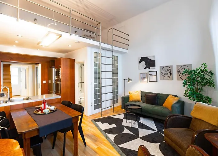 Riverside Two Bedroom Flat By The Chain Bridge