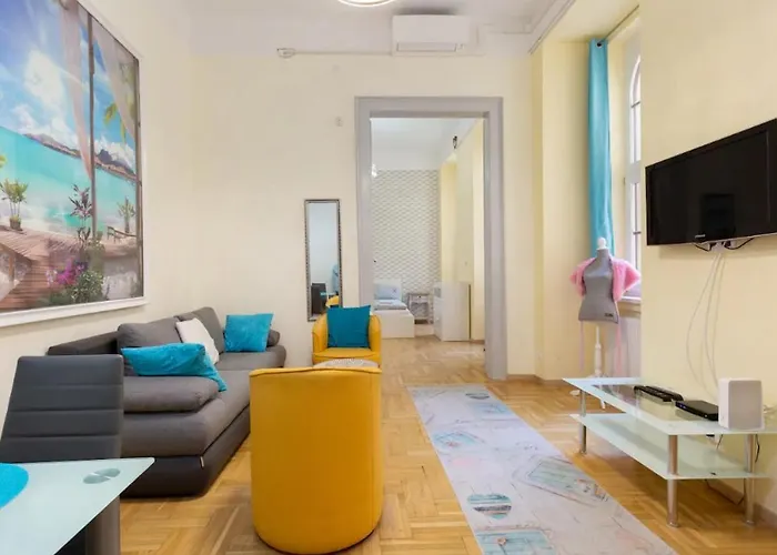 Minded Manor 3-Bdr Apartment