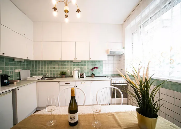Free Parking - Little Urban Hideaway - Wifi, Ac