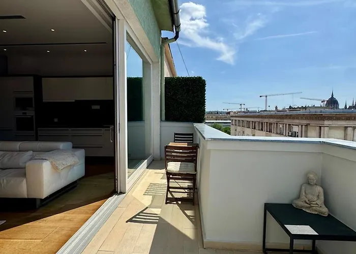 Panoramic Views - Luxury Downtown Home