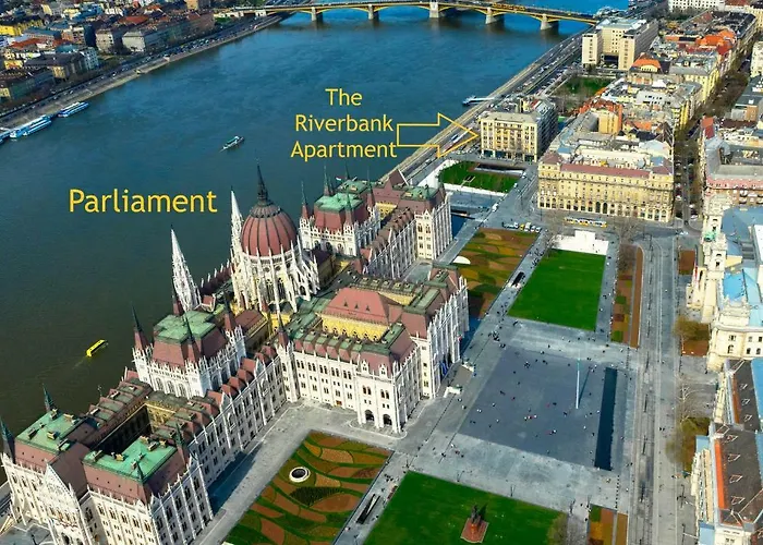 Riverbank Apartment At Parliament