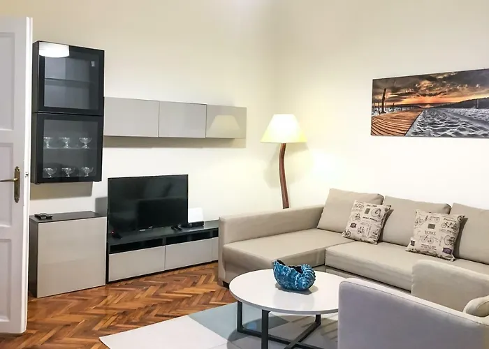 Budapest Kingdom Apartment Central & Car Parking On-Site & Aircon & Quiet & Family Friendly