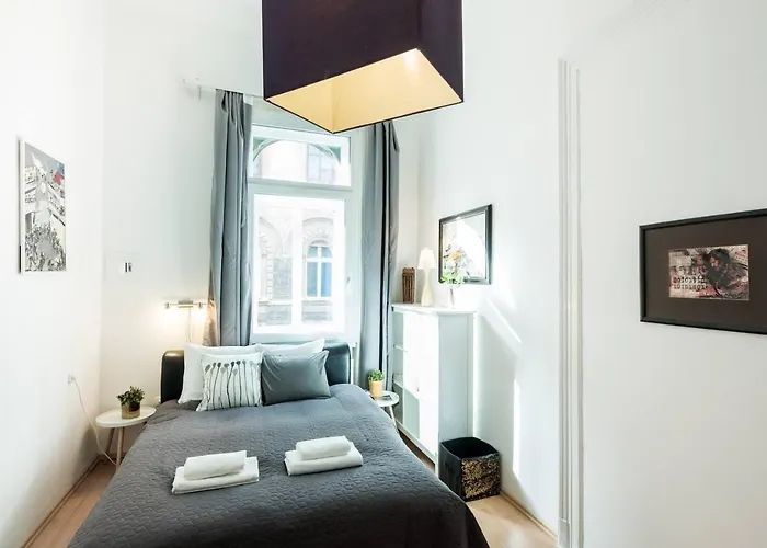 Cosy And Central Apartment With 4 Bedrooms And A/C