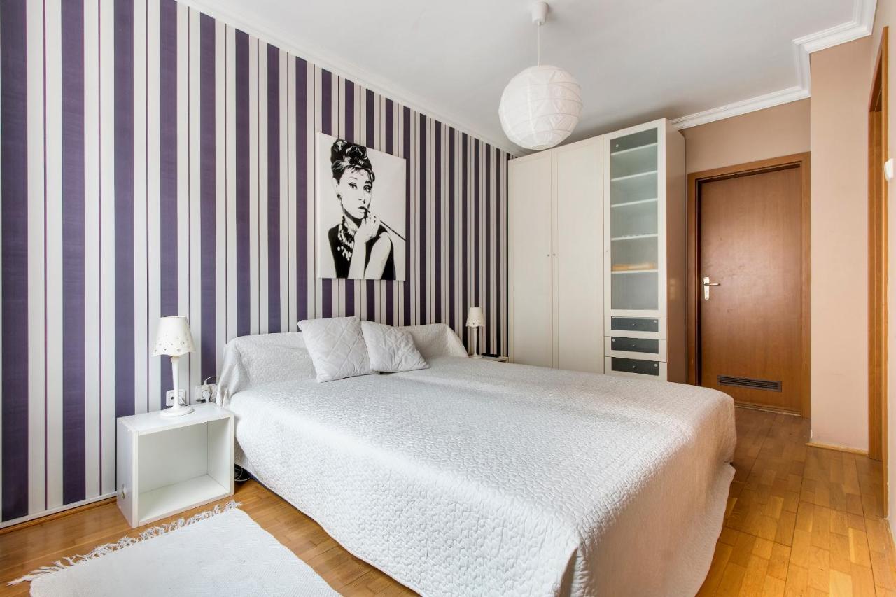 Viola - Newly Furnished With Free Garage! Apartment