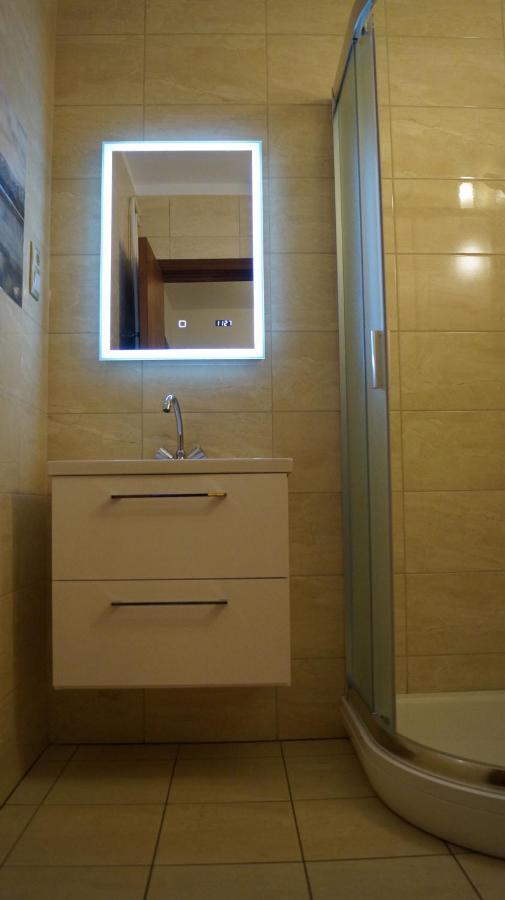 Sinko - Free Garage Parking, Central, 2 Bedrooms 4 Single Beds, Flexi Check-out Budapest