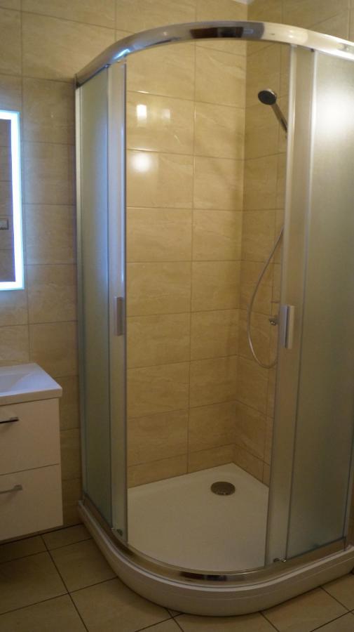 Sinko - Free Garage Parking, Central, 2 Bedrooms 4 Single Beds, Flexi Check-out *