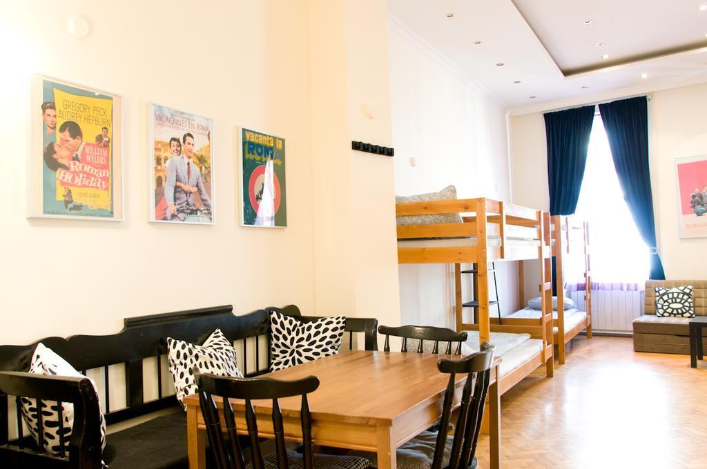 Hostal 11th Hour Cinema *