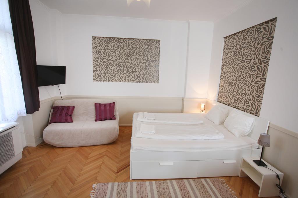 D.Five Astoria Apartment *