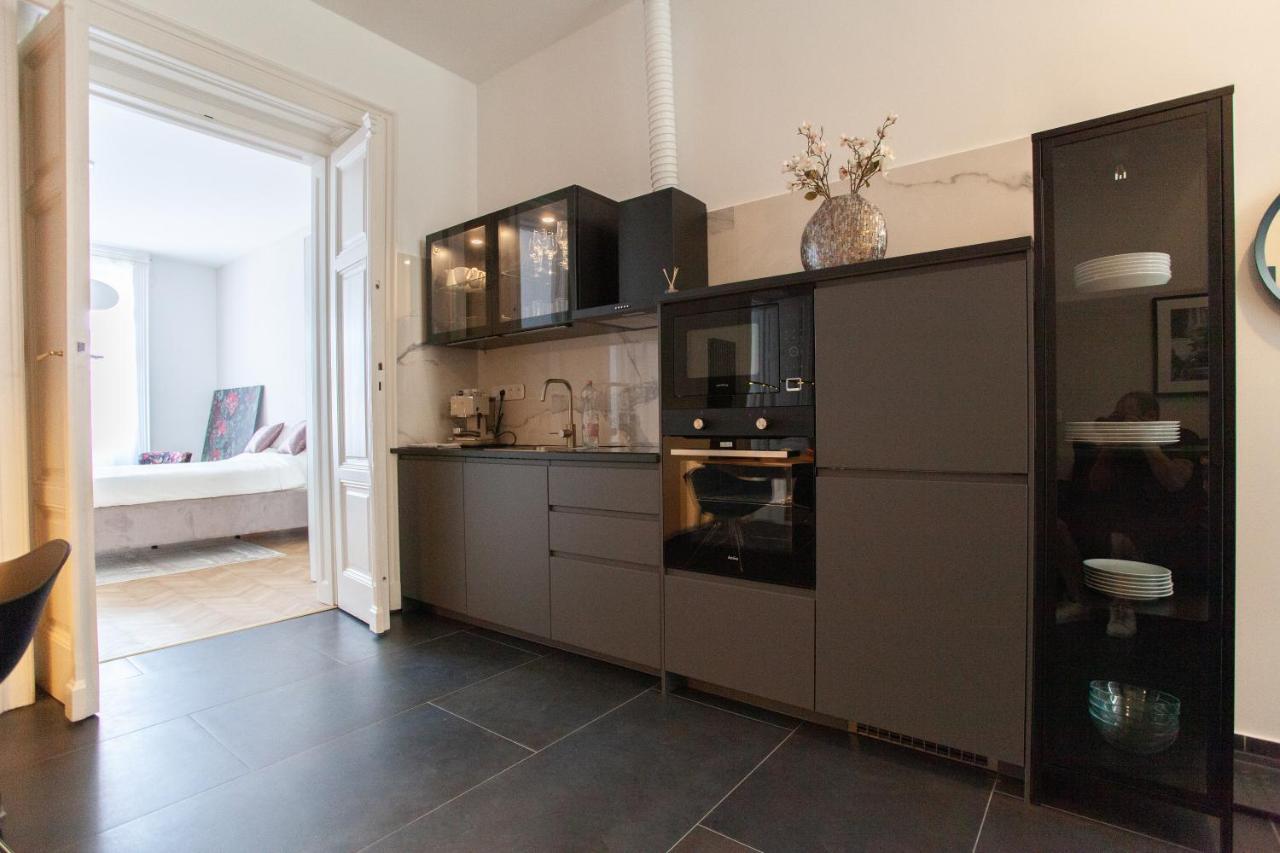 Apartment Real Deluxe Next To Danube Budapest