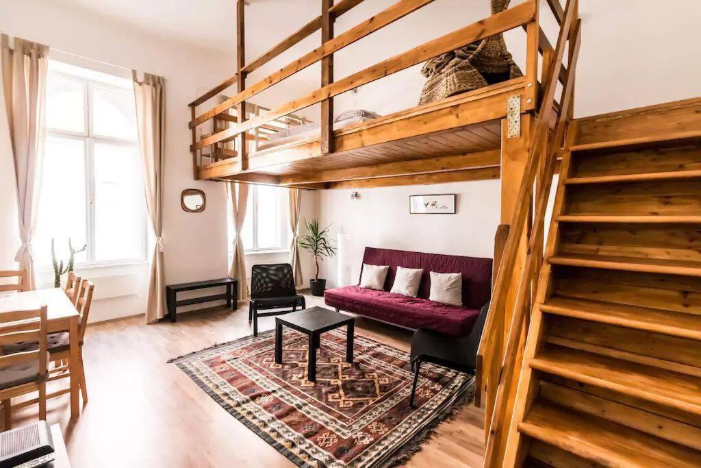 Spacious Lofted Place Next To The Pub District