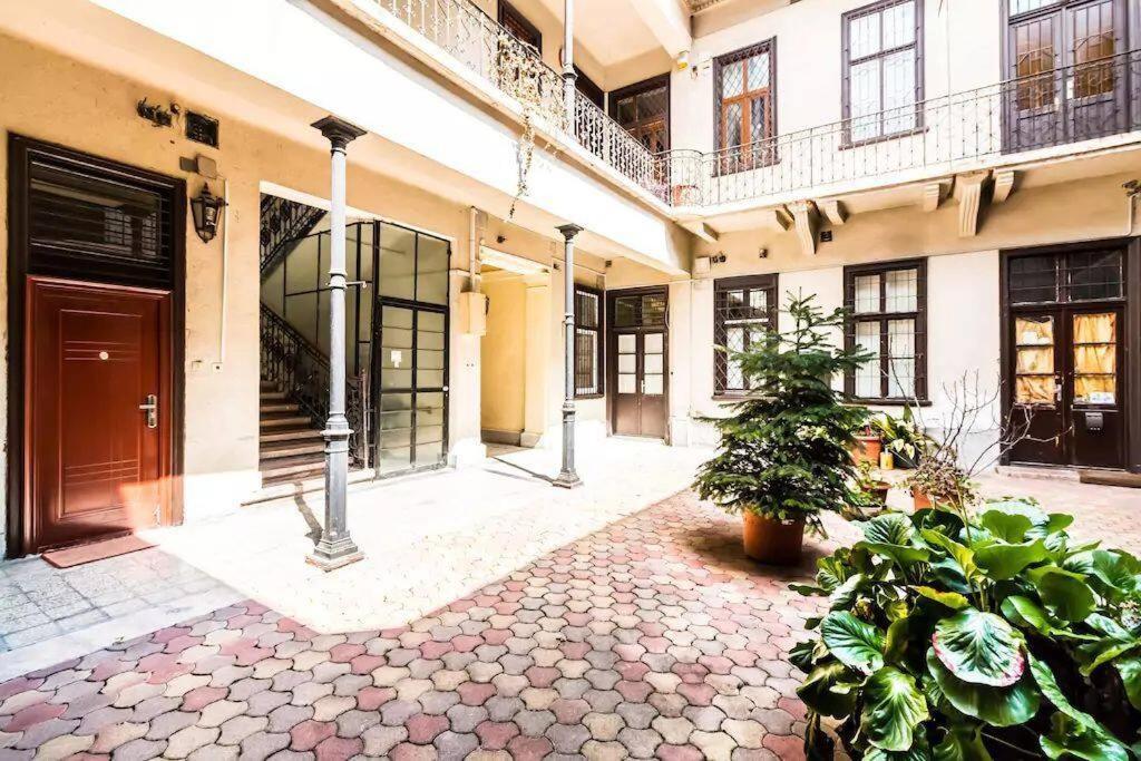 Spacious Lofted Place Next To The Pub District Budapest