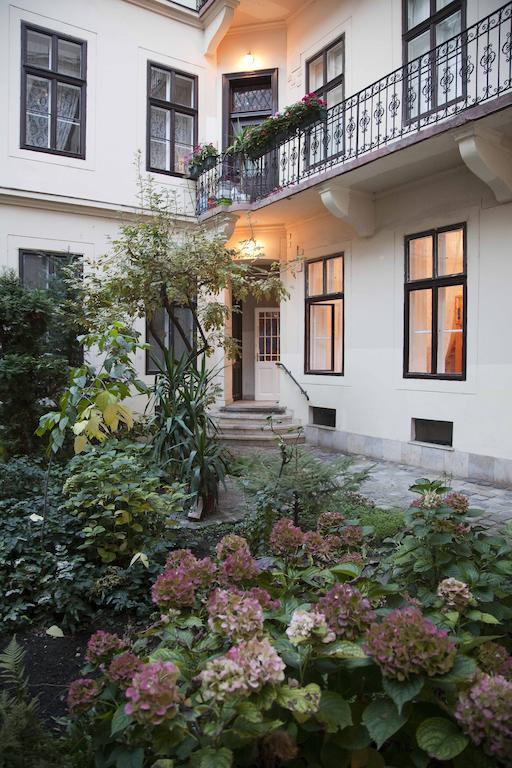 Var-lak A Budai Varban Appartamento Budapest