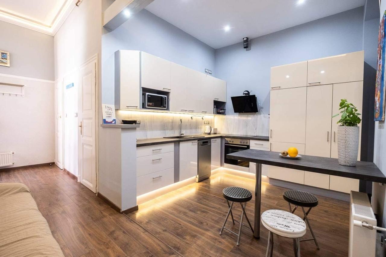 V6 By Small Apartment *