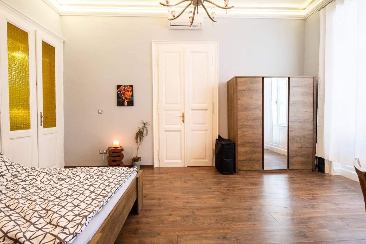 V6 By Small Budapest