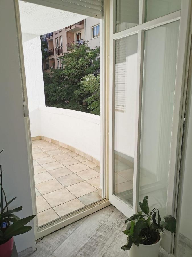 Bright, Spacious 3 Bedroom, Garage Appartement