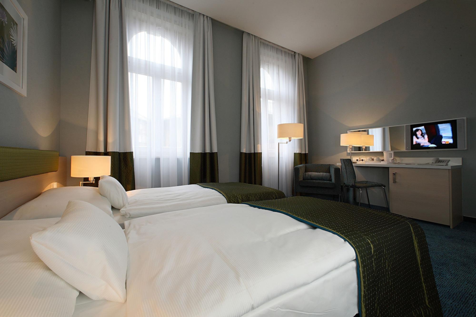 Hotel Atrium Fashion 4*