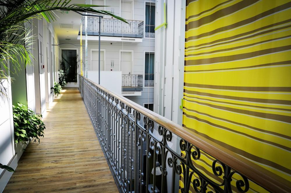 Hotel Atrium Fashion 4*