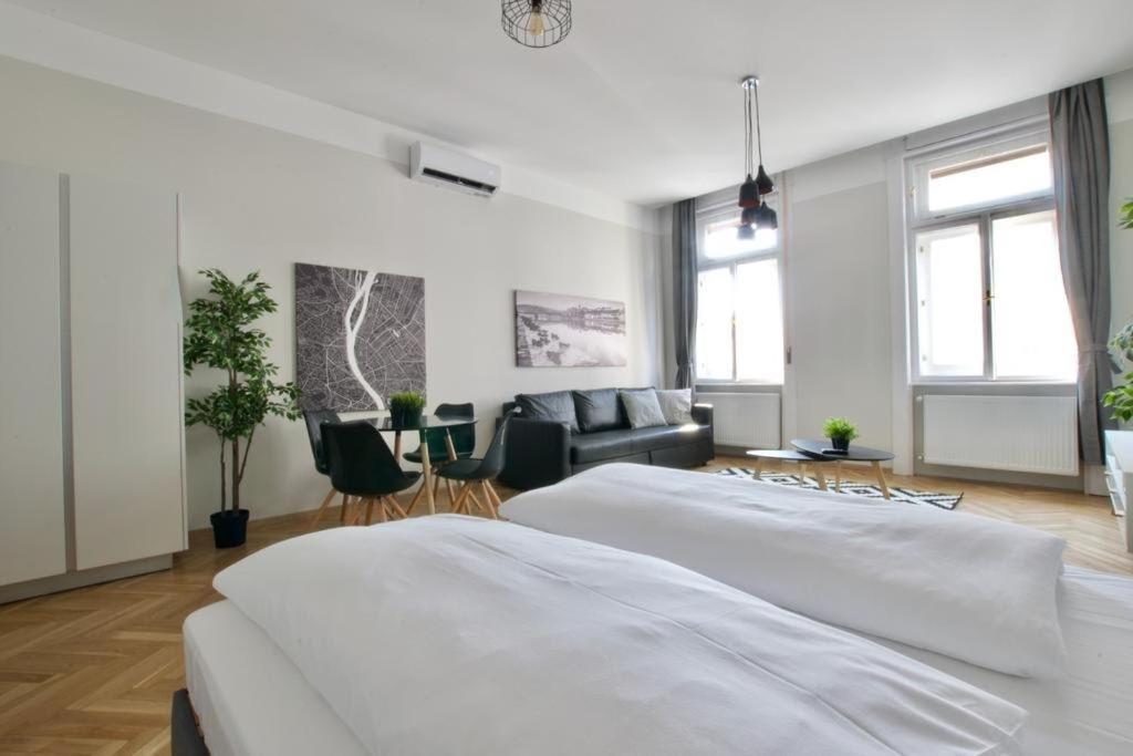 Megszunik - The Lullaby - Nr 1 Apartment Budapest