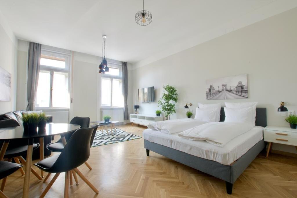 Megszunik - The Lullaby - Nr 1 Apartment *