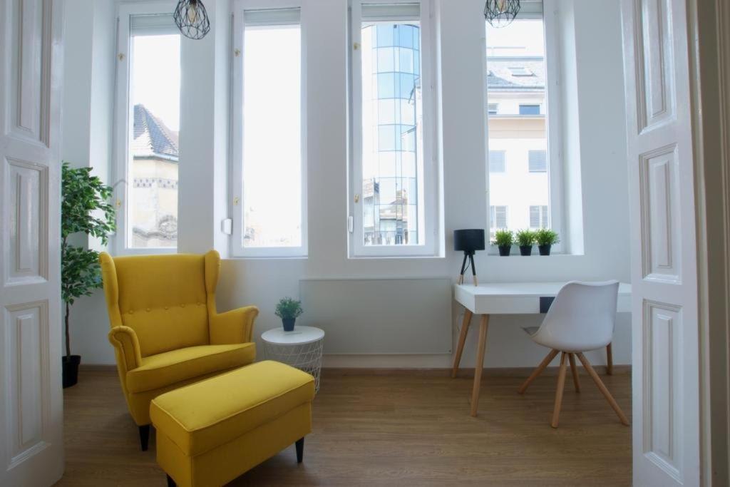 Megszunik - The Lullaby - Nr 1 Apartment Budapest